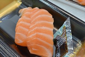 大阪府のパチンコ店にて、生サーモン丸さばきショー開催でございます♪