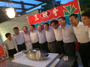大阪のゲストハウスにてマグロの解体ショー開催でございます！！