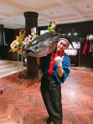 法人様の創立10周年記念パーティーにて、マグロ解体！