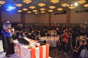 大阪にある某大学の周年祝賀会にてマグロ解体ショー！！in広島