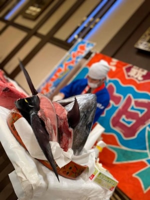 大阪のホテルにて法人様の昼食会でマグロの解体ショー！！