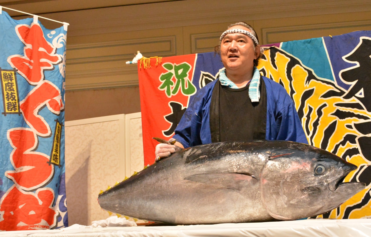巨大マグロの解体ショー