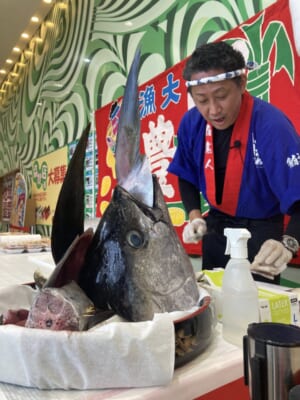 和歌山県のパチンコ屋店にてマグロの解体ショーを行って参りました。
