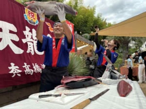 和歌山県和歌山市のキャンプ場にて暑さも吹き飛ぶ豪快で迫力満点のマグロの解体ショー実施しました。