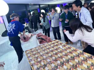 東京都品川区のオフィスにて引っ越しのお祝いで生の本マグロ約40㌔をお持ちし、マグロの解体ショーを行いお祝いしてまいりました