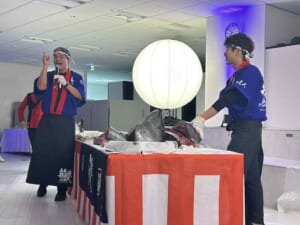 東京都品川区のオフィスにて引っ越しのお祝いで生の本マグロ約40㌔をお持ちし、マグロの解体ショーを行いお祝いしてまいりました
