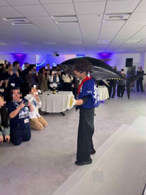 東京都品川区のオフィスにて引っ越しのお祝いで生の本マグロ約40㌔をお持ちし、マグロの解体ショーを行いお祝いしてまいりました