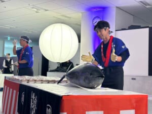 東京都品川区のオフィスにて引っ越しのお祝いで生の本マグロ約40㌔をお持ちし、マグロの解体ショーを行いお祝いしてまいりました