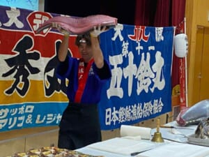 愛知県の施設様でお子様達へ早めのクリスマスプレゼントとしてマグロの解体ショーを実施！？