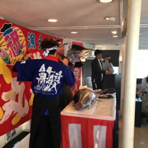 船の上でマグロの解体ショー実施！？　最高の海景色とマグロのコラボレーション！！！