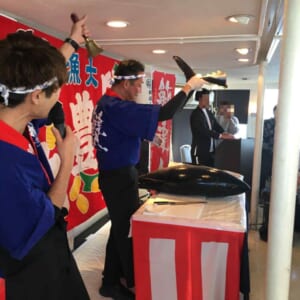 船の上でマグロの解体ショー実施！？　最高の海景色とマグロのコラボレーション！！！