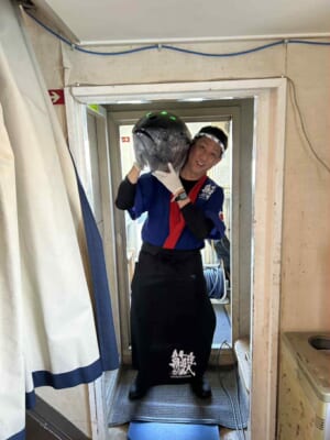 船の上でマグロの解体ショー実施！？　最高の海景色とマグロのコラボレーション！！！