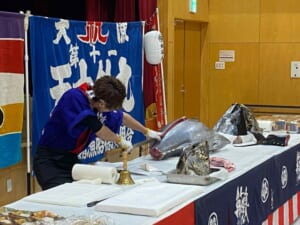愛知県の施設様でお子様達へ早めのクリスマスプレゼントとしてマグロの解体ショーを実施！？