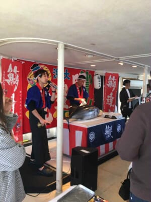 船の上でマグロの解体ショー実施！？　最高の海景色とマグロのコラボレーション！！！