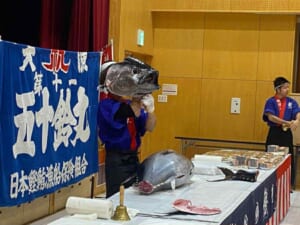 愛知県の施設様でお子様達へ早めのクリスマスプレゼントとしてマグロの解体ショーを実施！？