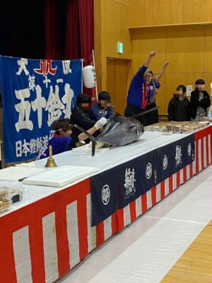 愛知県の施設様でお子様達へ早めのクリスマスプレゼントとしてマグロの解体ショーを実施！？