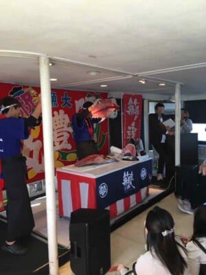 船の上でマグロの解体ショー実施！？　最高の海景色とマグロのコラボレーション！！！