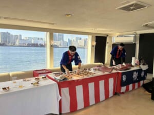 船の上でマグロの解体ショー実施！？　最高の海景色とマグロのコラボレーション！！！