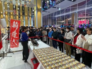 新年早々！！マグロの解体ショーを行い、新鮮生マグロのお寿司をお年玉として皆様にお振る舞い！！！