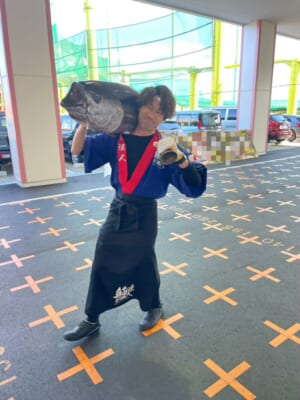 新年早々！！マグロの解体ショーを行い、新鮮生マグロのお寿司をお年玉として皆様にお振る舞い！！！