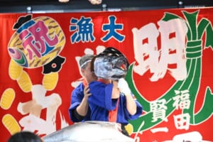 どんな所でもマグロの解体ショー！！兵庫県神戸市にて周年記念でマグロの解体ショーを行って参りました！！