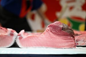 どんな所でもマグロの解体ショー！！兵庫県神戸市にて周年記念でマグロの解体ショーを行って参りました！！