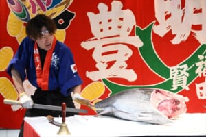 どんな所でもマグロの解体ショー！！兵庫県神戸市にて周年記念でマグロの解体ショーを行って参りました！！