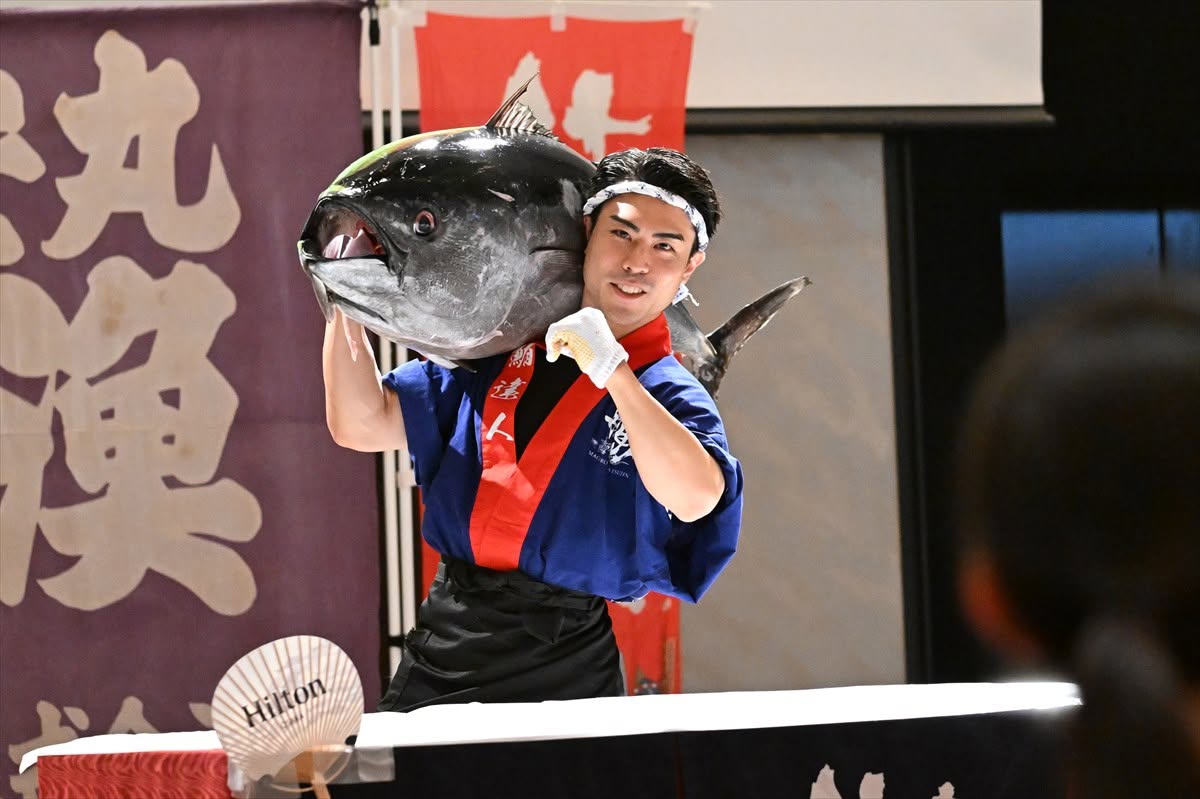 巨大マグロの解体ショー